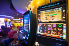 Mesin slot dengan simbol cerah dan gerakan dinamis di layar